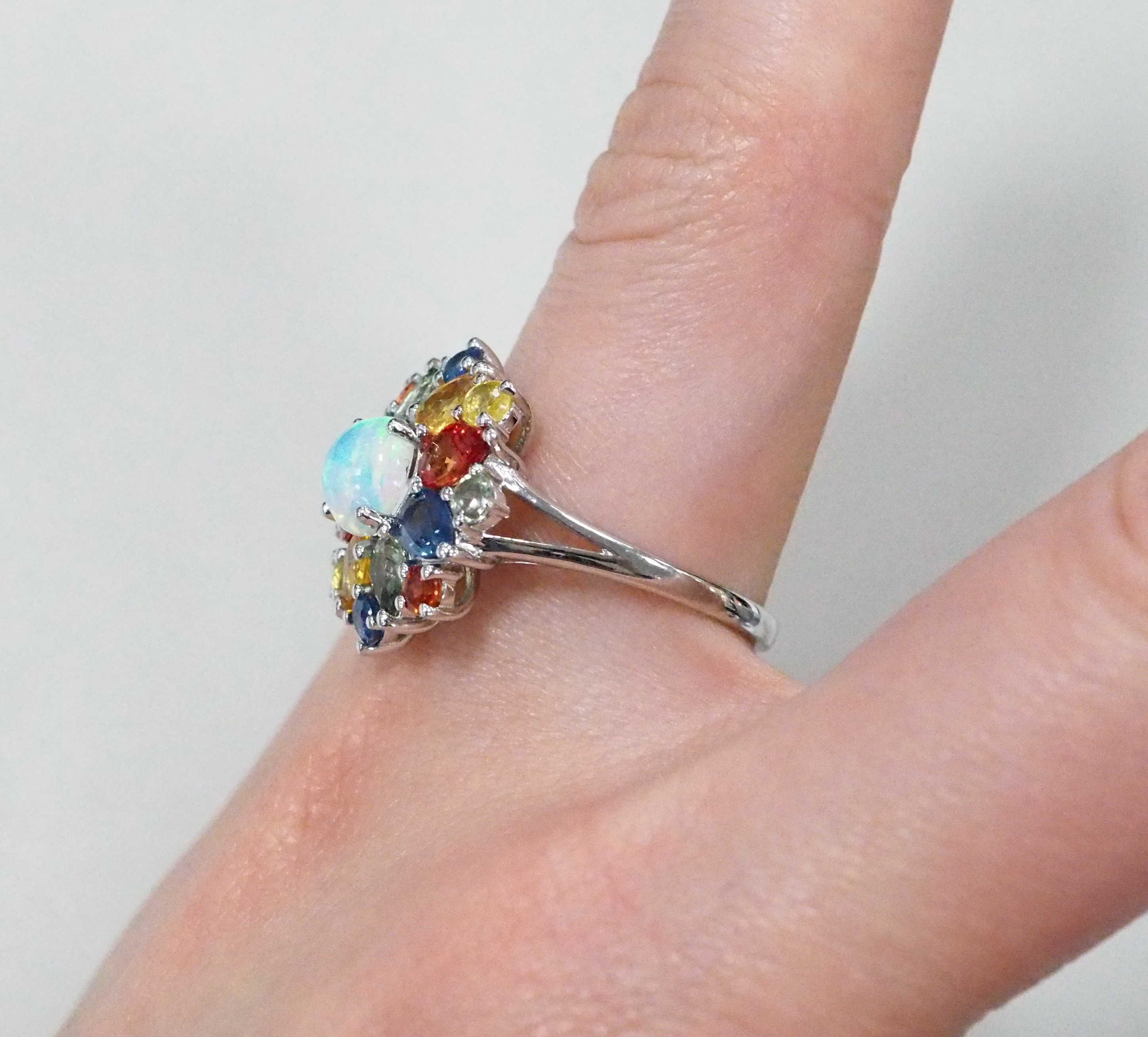 Серебряное кольцо 925 пробы; вставки 1 Опал белый 0,85ct; 16 Мультисапфир 3,9ct;